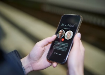 Mulher usa apps de namoro para atrair e roubar homens