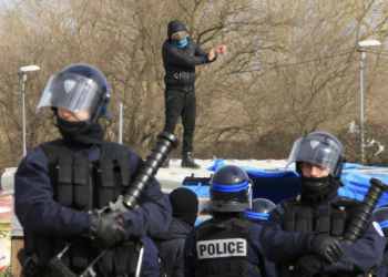 França estaria realmente sendo ‘inundada’ por imigrantes como disse o premiê François Bayrou?