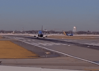 Piloto de jato toma bronca após quase bater em avião nos EUA: 'A instrução era pra você aguardar antes da pista', diz controlador; OUÇA