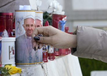 Papa Francisco segue em estado crítico, mas teve noite tranquila e está descansando, diz Vaticano