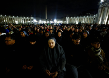Papa Francisco tem mais uma noite tranquila, mas estado de saúde continua crítico, diz Vaticano