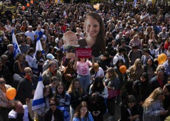 Funeral de Shiri Bibas e dos dois filhos, reféns israelenses devolvidos mortos pelo Hamas, emociona Israel
