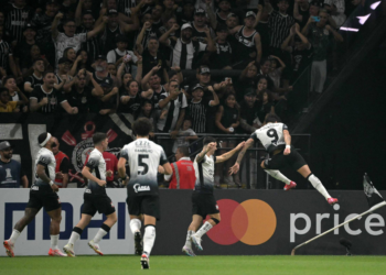 Yuri Alberto salva, Corinthians escapa de vexame e avança na Libertadores