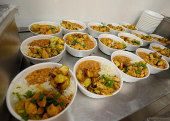 Presos têm comida preparada pelo grupo Leila Malouf; vídeo