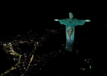 Cristo Redentor recebe projeção com a imagem do papa Francisco e pede orações pela saúde dele
