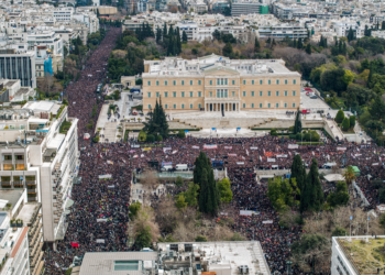 VÍDEO: Manifestantes atiram coquetéis molotov contra polícia em frente ao Parlamento grego