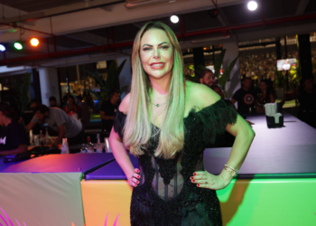 Primeira-dama chega antes de Nunes e participa da abertura dos portões do Sambódromo sem prefeito