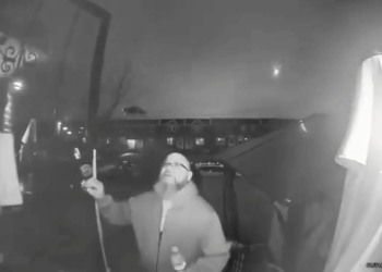 Novas imagens mostram momento da queda de avião na Filadélfia