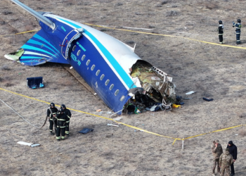 Avião da Embraer que caiu no Cazaquistão foi atingido por objetos externos, aponta relatório