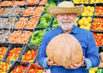 Num momento Maria Antonieta, Lula fornece brioche à oposição