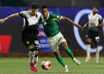 Hugo pega pênalti e Corinthians segura empate diante do Palmeiras com um a menos