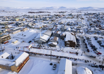 Avião de pequeno porte com 10 pessoas a bordo desaparece no Alasca
