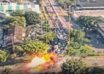 Vídeo mostra queda e explosão de avião de pequeno porte em avenida de SP