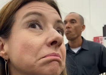 Flávia ignora decisão de juiz e mantém marido em Secretaria