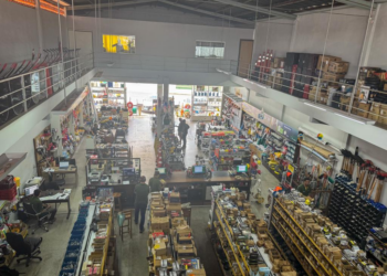 Loja de ferragens de Cuiabá fecha parceria internacional com crédito da linha Empresarial da Desenvolve MT