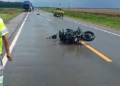 Motociclista é atropelado por caminhão e morre na BR-163; vídeo
