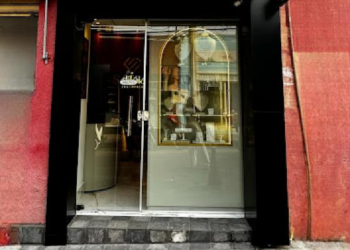 Bandido invade loja e tenta matar empresário para roubar joias; veja vídeos