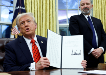 Como havia prometido, Trump assina ordem executiva incentivando o uso de canudos de plástico