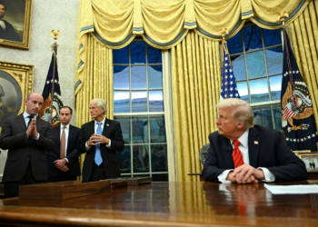 Trump critica 'juízes altamente politizados' por bloquearem suas medidas