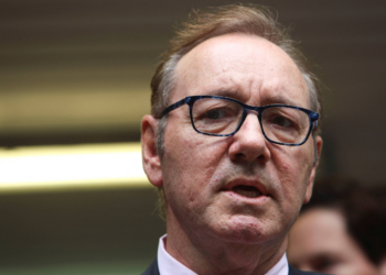 Kevin Spacey enfrenta novo processo por violência sexual contra ex-ator mirim