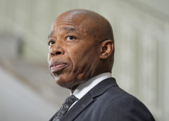 Após ter acusações de corrupção arquivadas pelo governo Trump, prefeito de NY pode se filiar ao Partido Republicano, diz jornal