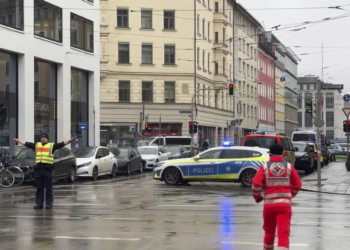 Carro avança sobre multidão em Munique e deixa feridos, diz polícia