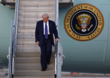 Trump veta Associated Press do Salão Oval e do avião presidencial por tempo indeterminado