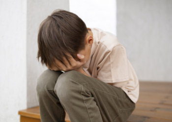 Homem esfrega escova de lavar roupa em mãos de enteado de 5 anos até arrancar a pele