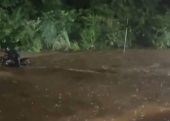 Vídeo mostra ruas completamente alagadas e carro embaixo d'água em Poconé