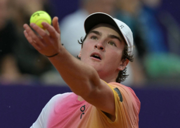 Fonseca supera dores, vai à final do ATP de Buenos Aires e vira número 1 do Brasil