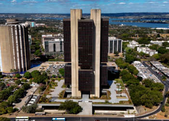 Atividade cresce 3,8% em 2024, mas mostra perda de força no fim do ano, aponta BC