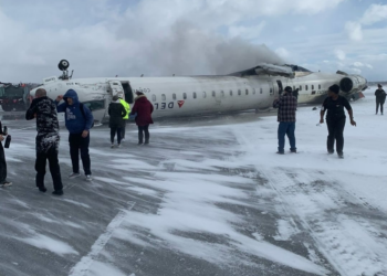 'Estar vivo é uma ótima sensação hoje': VÍDEO mostra saída de passageiros de avião que ficou de ponta-cabeça no Canadá
