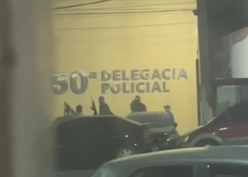 Polícia derruba casa de suspeito de ordenar ataque a delegacia no RJ