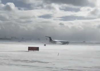 VÍDEO mostra momento em que avião capota ao pousar em Toronto