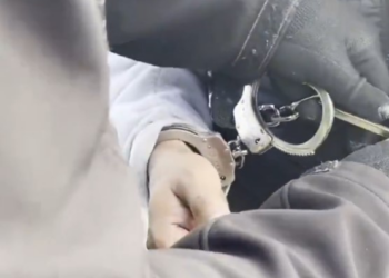 Casa Branca zomba de deportação e faz vídeo 'ASMR' com imigrantes algemados