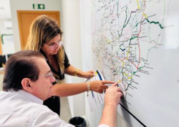 Deputado Sebastião Rezende volta a cobrar o Governo de Mato Grosso o asfaltamento dos 24 quilometros da MT 458 até os assentamentos São Francisco, Mariguela e Pontal Areia. VEJA O VÍDEO