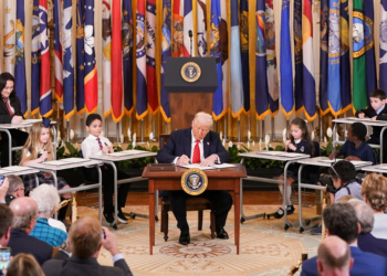 Trump oficializa desmonte do Departamento de Educação; Senado precisa aprovar fechamento, e presidente não tem apoio suficiente