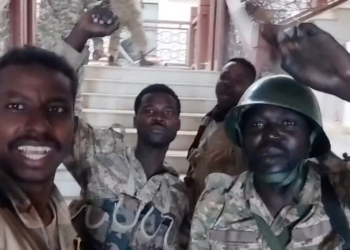 Exército do Sudão retoma palácio presidencial das mãos de rebeldes; VÍDEO mostra comemoração