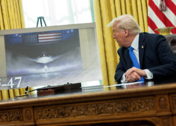 Trump anuncia contrato de mais de R$ 100 bilhões com a Boeing para fabricar caça 'mais letal já criado'