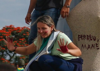 Moraes vota para condenar dona do batom a 14 anos