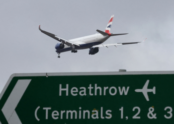 Heathrow, principal aeroporto londrino, volta a funcionar totalmente após fechamento por conta de incêndio