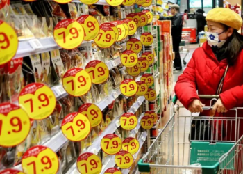 Por que a China está gastando bilhões para fazer as pessoas abrirem suas carteiras?