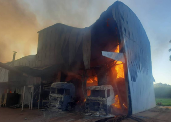 Incêndio em fábrica de amendoim, em Tupã (SP), já dura mais de 36 horas