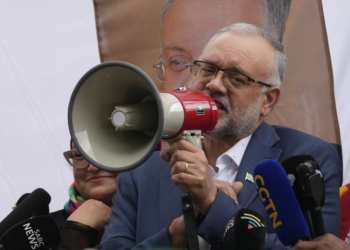 Embaixador da África do Sul é recebido por multidão na Cidade do Cabo após ser expulso dos EUA