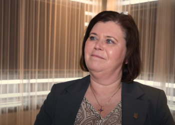 Ministra da Infância da Islândia renuncia após admitir que teve um filho com um adolescente há 30 anos