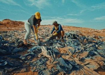 Projeto regata e doa roupas de grife de lixão têxtil do deserto do Atacama