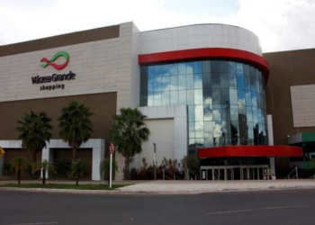 Bombeiros simulam incêndio em praça de alimentação de shopping de VG