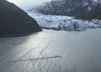Piloto e duas crianças sobrevivem à queda de avião em lago congelado no Alasca