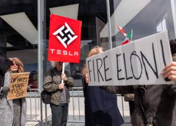 Polícia de Washington investiga vandalismo em carros da Tesla como possíveis crimes de ódio