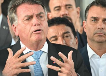 Réu Bolsonaro surta diante de jornalistas ao perceber que a prisão é real